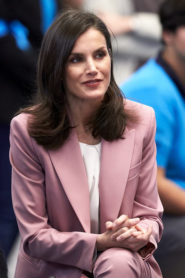 47岁西班牙王后真会穿!"孔雀蓝"西服显肤白,配丝绸打底衫奢华