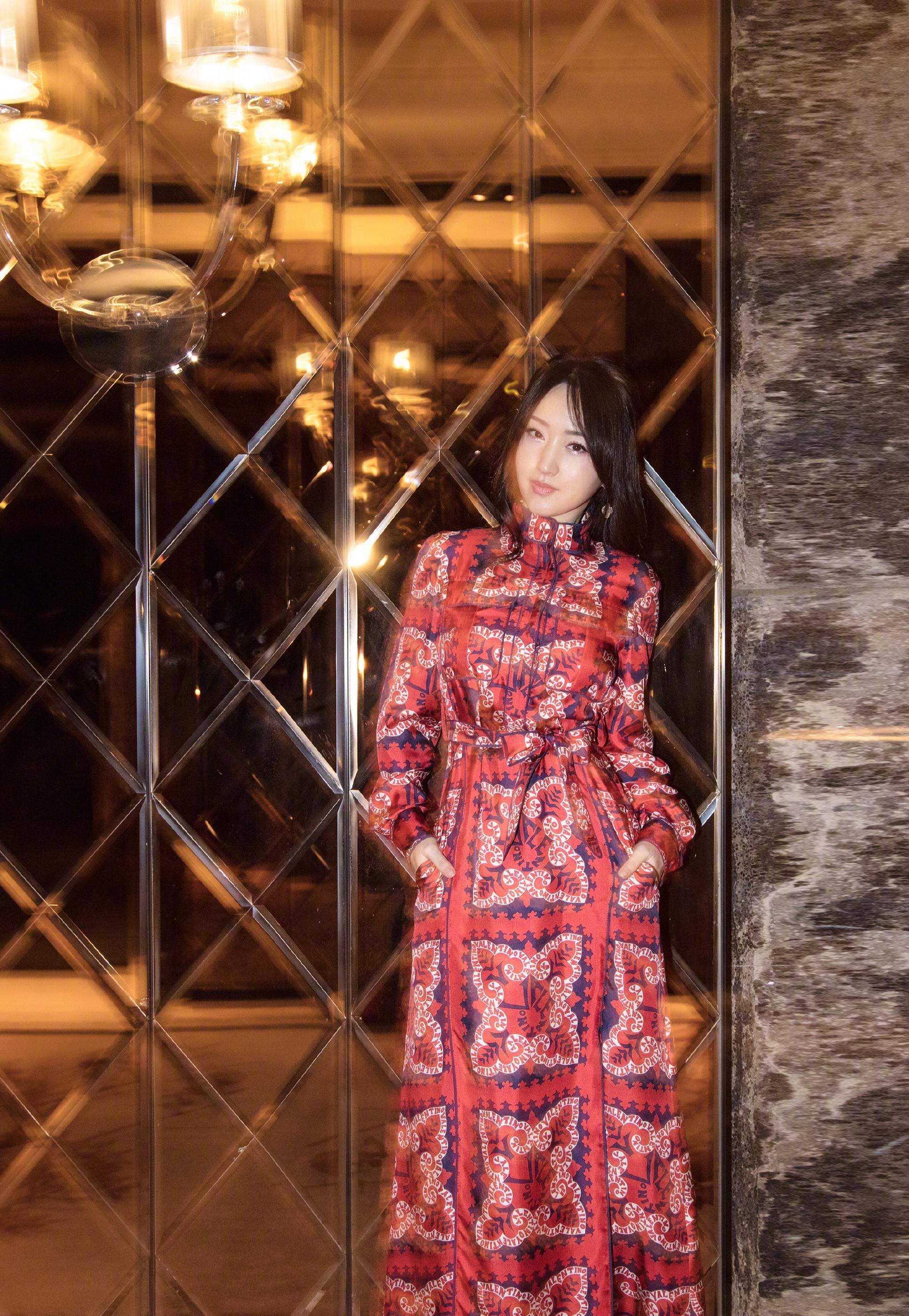 49岁杨钰莹穿搭依然"叛逆",衬衫领口开3颗纽扣,诱惑力满分