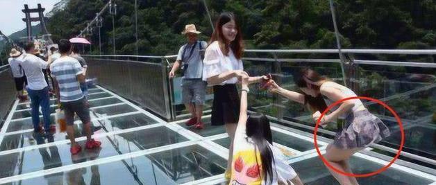玻璃栈道是透明的,女生穿裙子会"一览无余"吗?看完就懂了