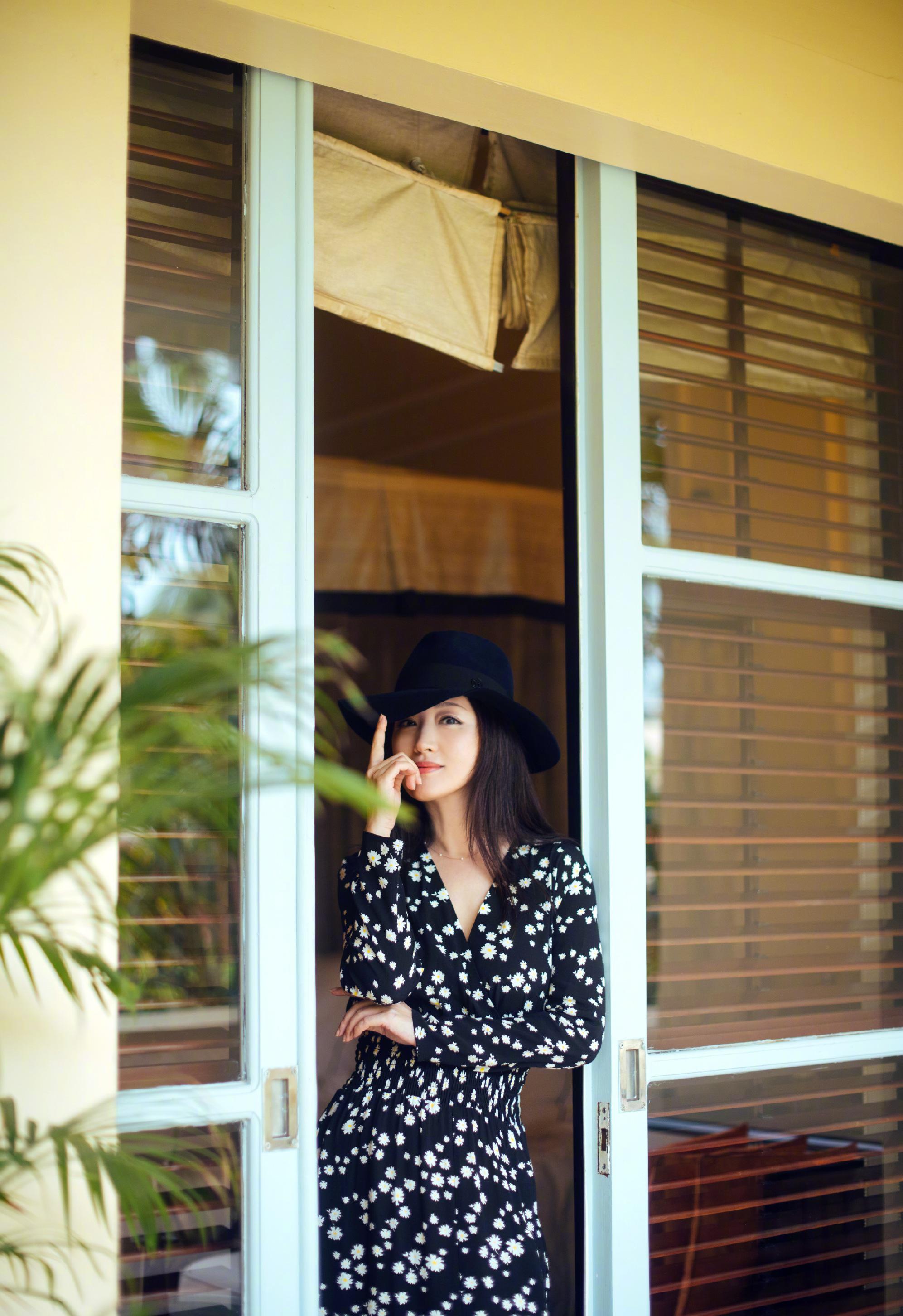 49岁杨钰莹穿搭依然"叛逆",衬衫领口开3颗纽扣,诱惑力满分