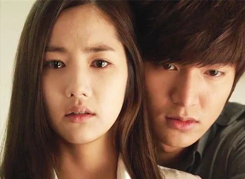 整容后遗症在她身上完全不存在