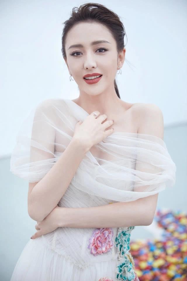 佟丽娅穿露肩装拍照,奶油肌肤嫩如少女,怎么看也不像36岁女人