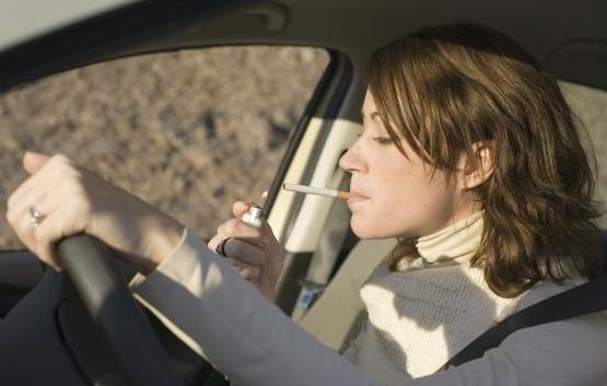 为什么国外开车抽烟都关着车窗，国内却都开着窗？看完涨知识了