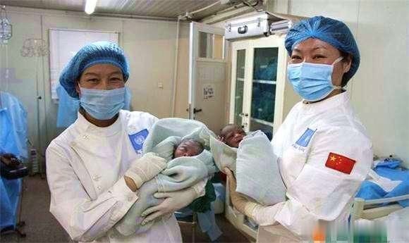 50岁怀二胎被儿子儿媳要求生下,等到孩子出生,全家人都笑了