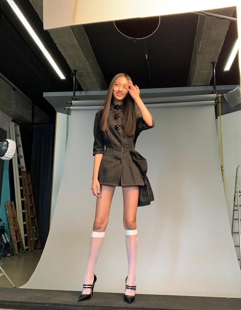 任达华女儿15岁已超180cm,穿格纹裙勒腰封,腰只有妈妈一半粗