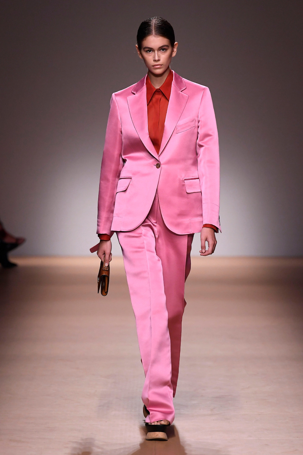 19岁凯雅·杰柏单穿格纹西装,配修身裤大秀长腿,网友:真酸了