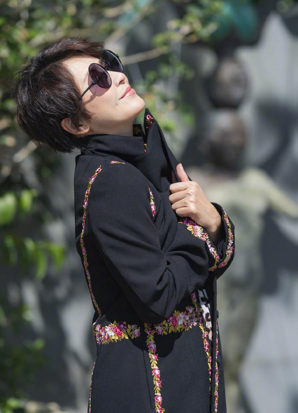 这次刘嘉玲剪了短发造型后越发凸显了女神的气质,这次再搭配豹纹的