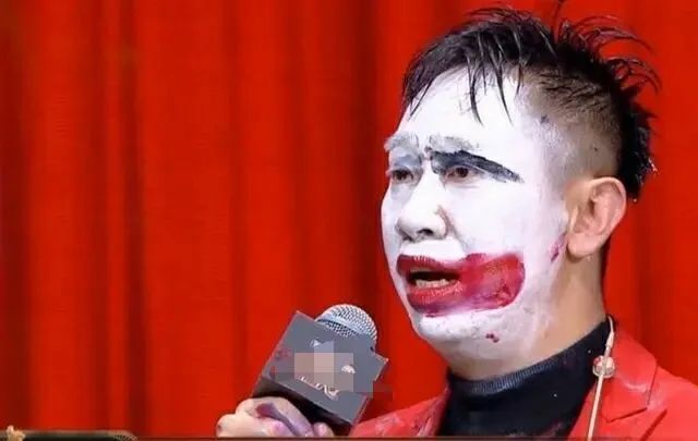 "江郎才尽 抄袭段子",白凯南此时"囧"的就像他的那对"八字眉",掰都掰