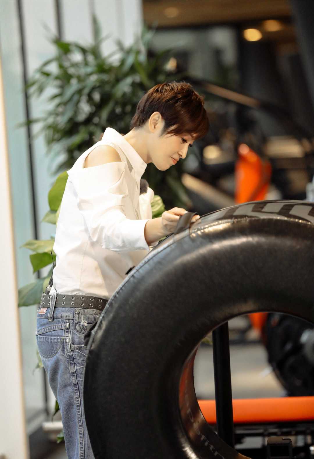 喇叭袖上衣搭配粉色半身裙优雅高贵,端庄大气