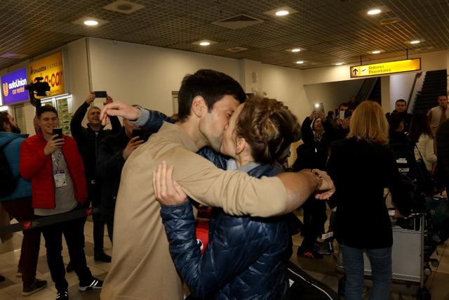 德约科维奇载誉回国受热捧,与前来接机的娇妻当众热吻