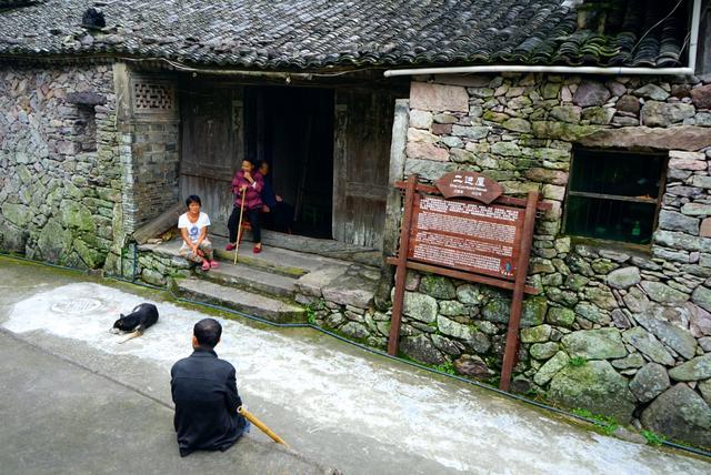 相对于中国如今大多数的古村古镇都被商业改造的"面目全非",几乎全都