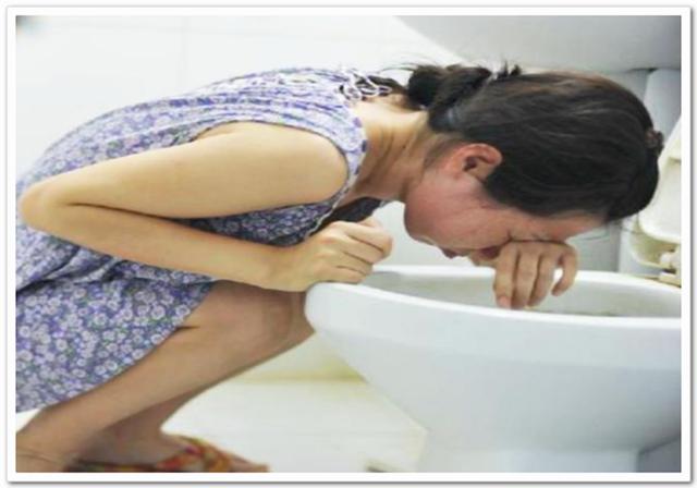 原来,还是孕吐搞的鬼,这位孕妇自从怀孕,几乎是每天吐,喝水都要犯恶心