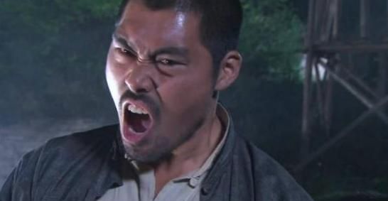 科班出身还拥有一张硬汉脸,因"手撕鬼子"走红,今却无戏可拍