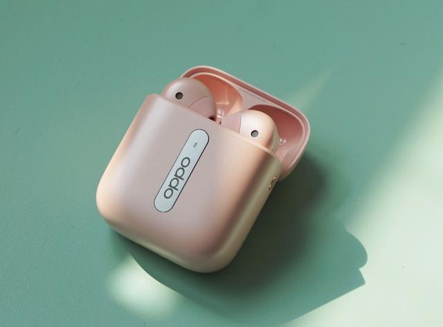 oppo enco free搭载了行业领先的蓝牙低延时双传技术,不分主副耳机,用