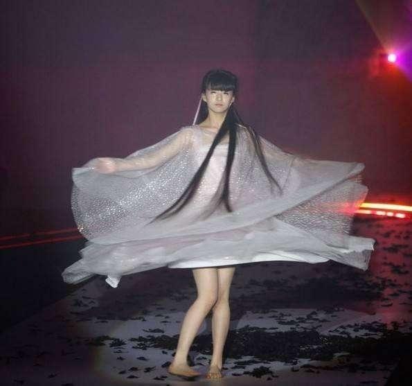 小彩旗变了样,身材变形脸圆腰粗,跟从前大相庭径