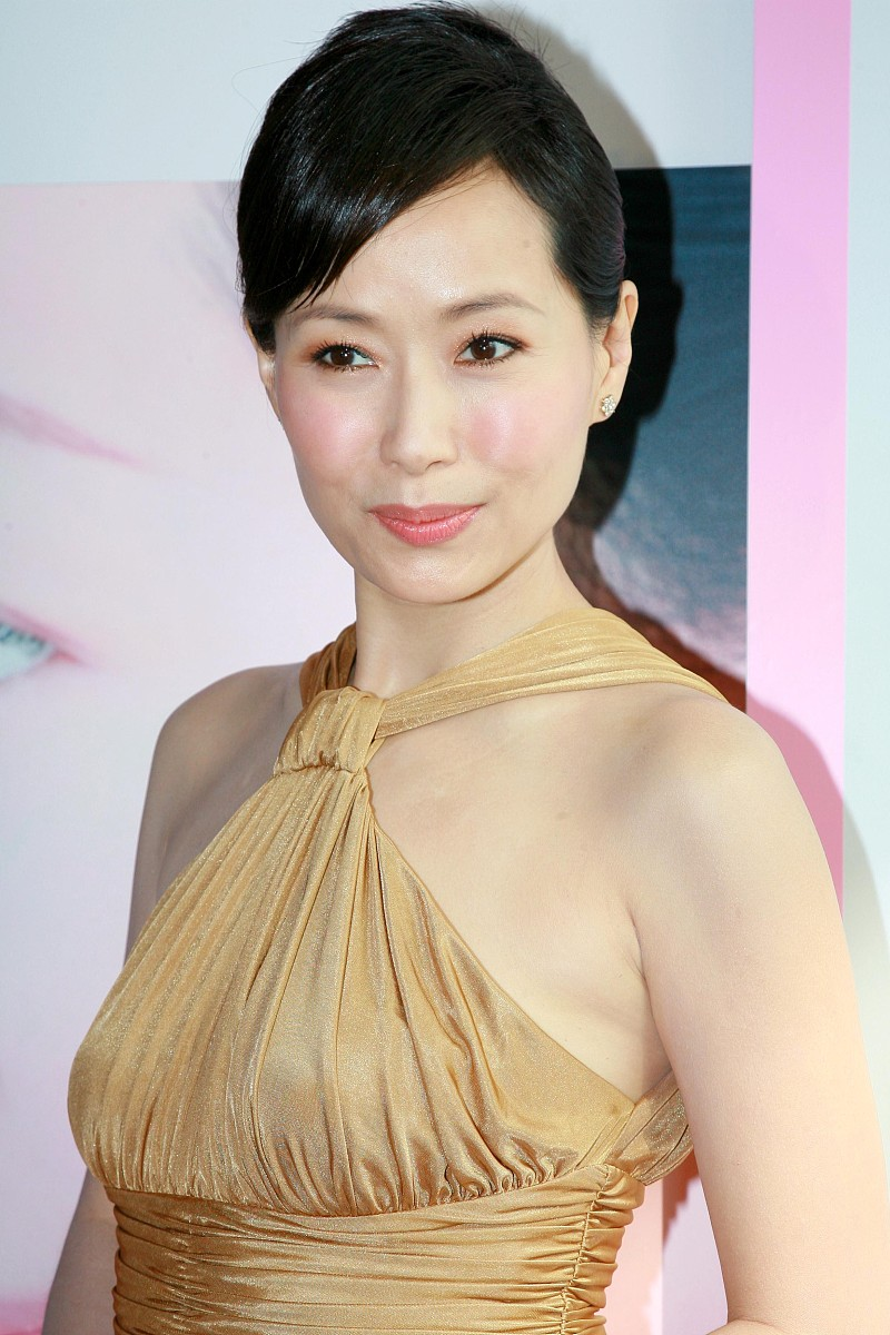 叶童真有女人味,一袭金色挂脖裙配丝袜大方秀丰满,肚子赘肉抢镜