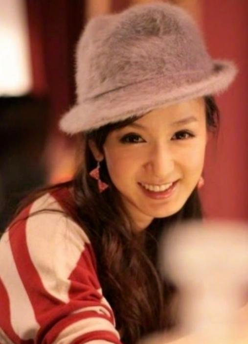 娄艺潇素颜录视频显老十岁,为证自己没有整容,狂揉鼻子下巴