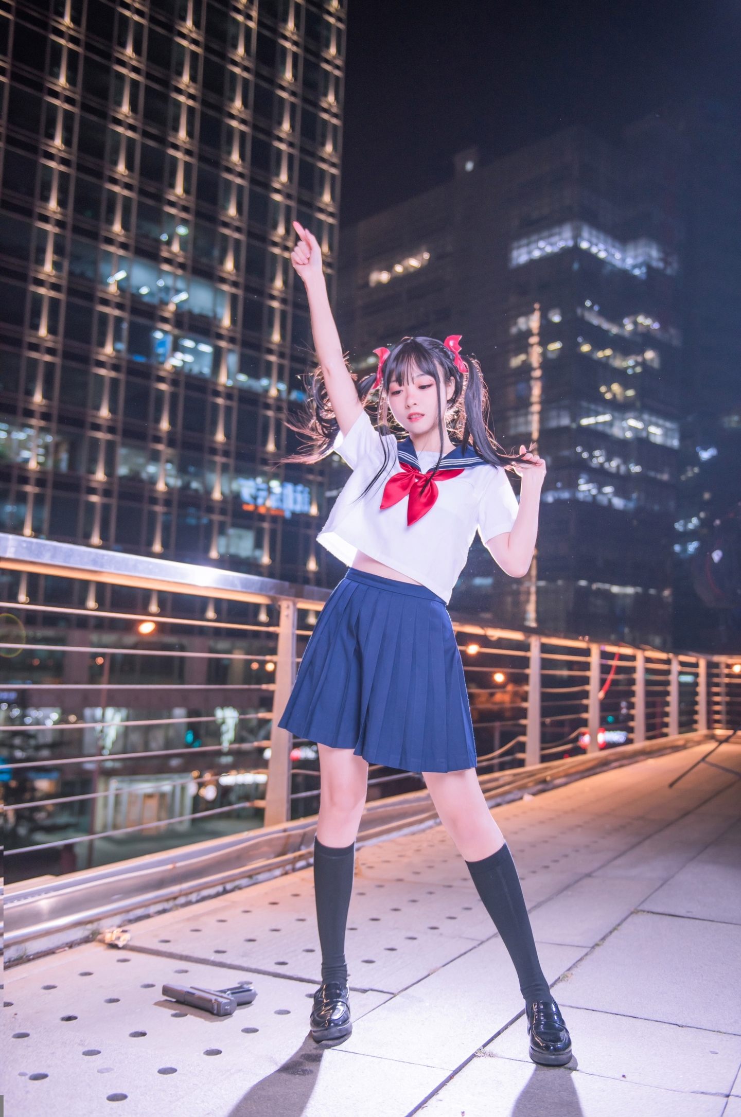 萝莉coser首次尝试病娇妆双马尾随风飘舞单薄jk制服超美