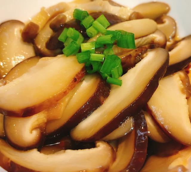 美食推荐葱油凉拌香菇芹菜百合炒酸菜