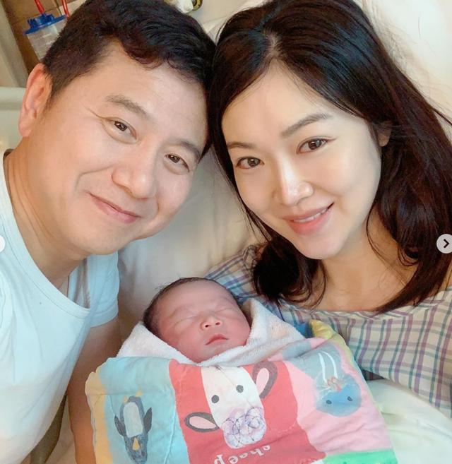 港姐冠军叶翠翠生子未出月,全家出动海滩戏水|叶翠翠|强悍|周晓东