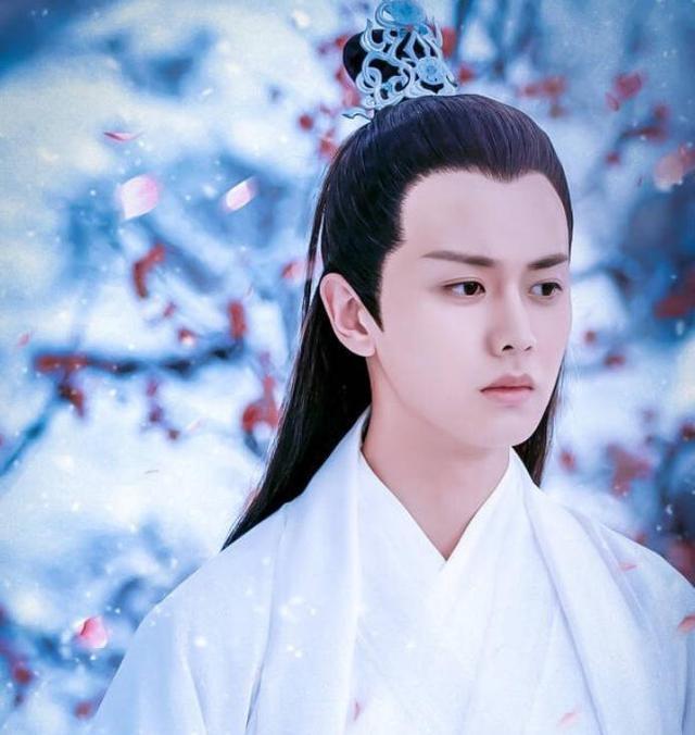 任嘉伦说自己不适合留"白发",造型师:为了角色尝试下!