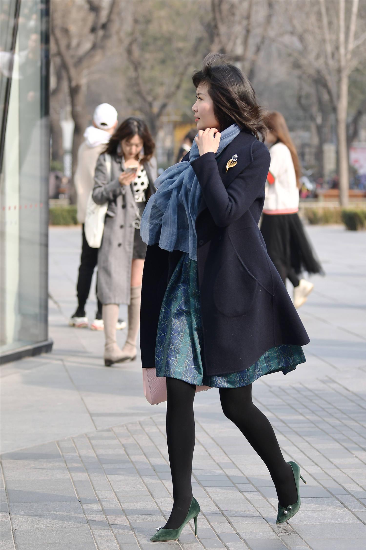 早春时节搭配黑色丝袜会很精致,薄厚的款式都有,你会怎么搭配?