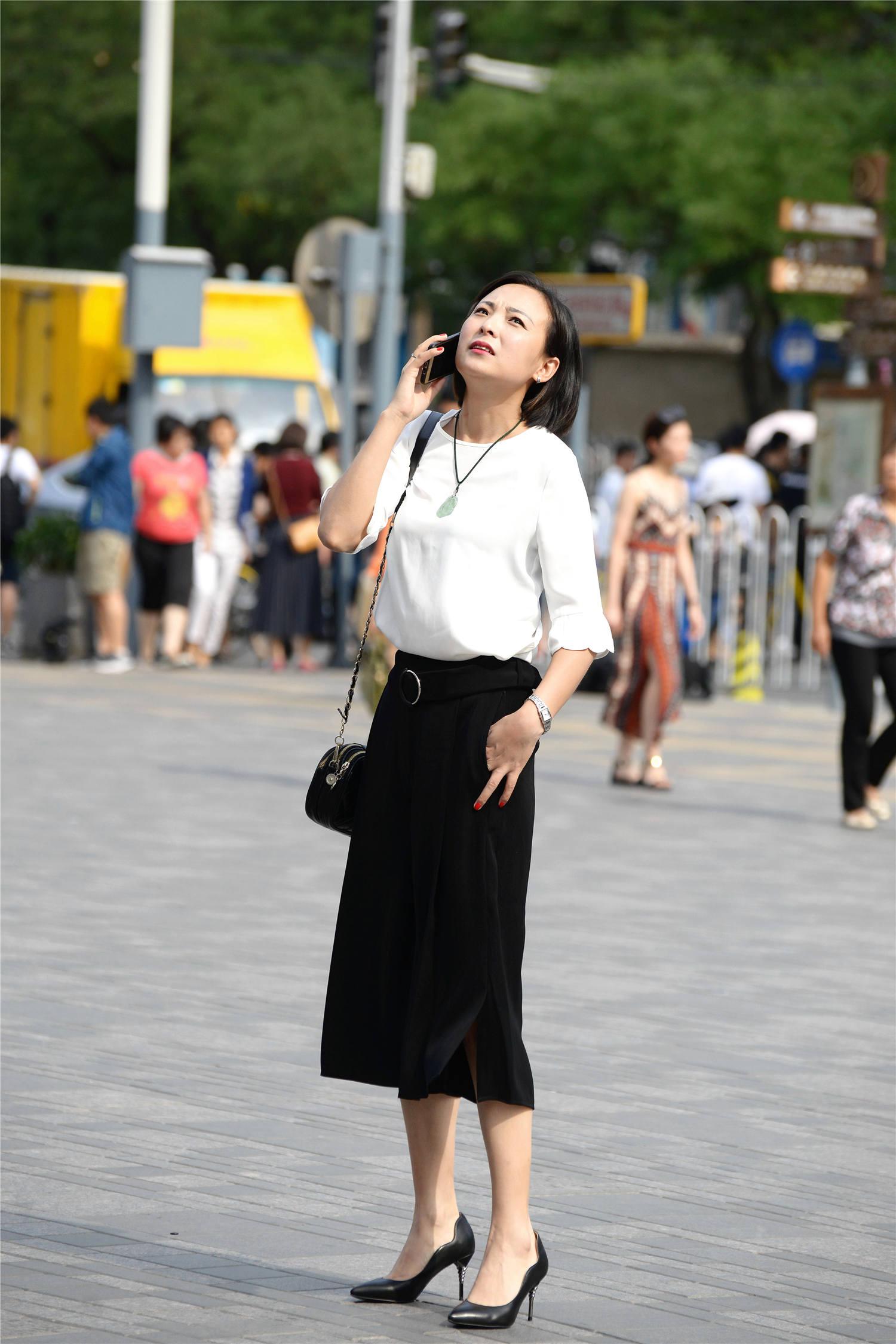 黑色高腰裙搭配尖头细跟鞋,衬托出精致,搭配出女强人的味道