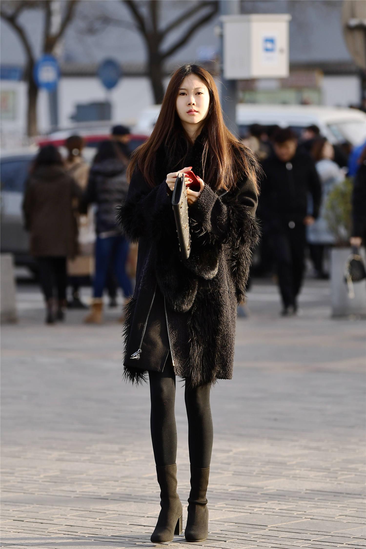 早春时节搭配黑色丝袜会很精致,薄厚的款式都有,你会怎么搭配?