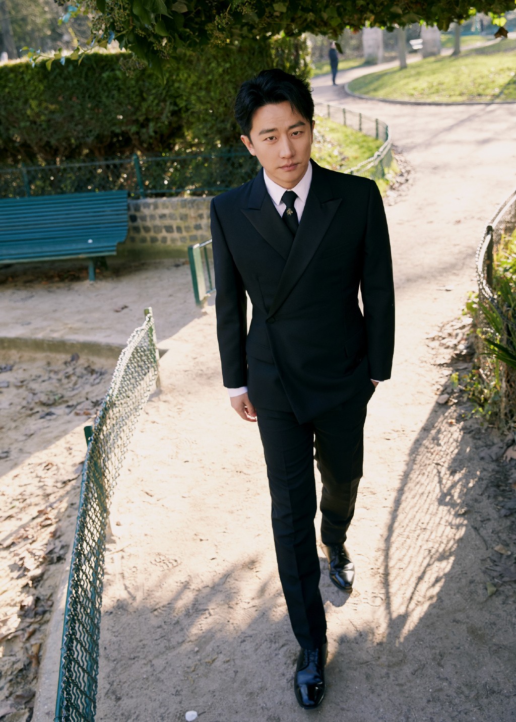 黄轩携手《时装男士》,穿白色棒球服搭白西裤,大走休闲干练风