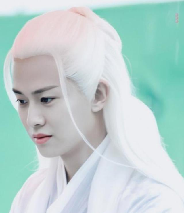 任嘉伦说自己不适合留"白发",造型师:为了角色尝试下!