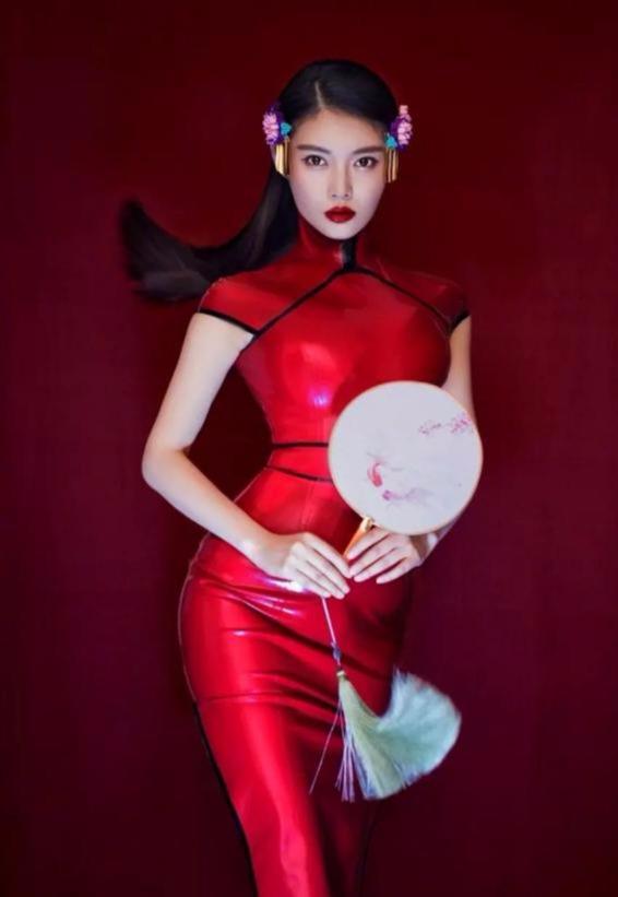 徐冬冬一身红色乳胶旗袍,性感至极极具诱惑,好身材让人羡慕不已