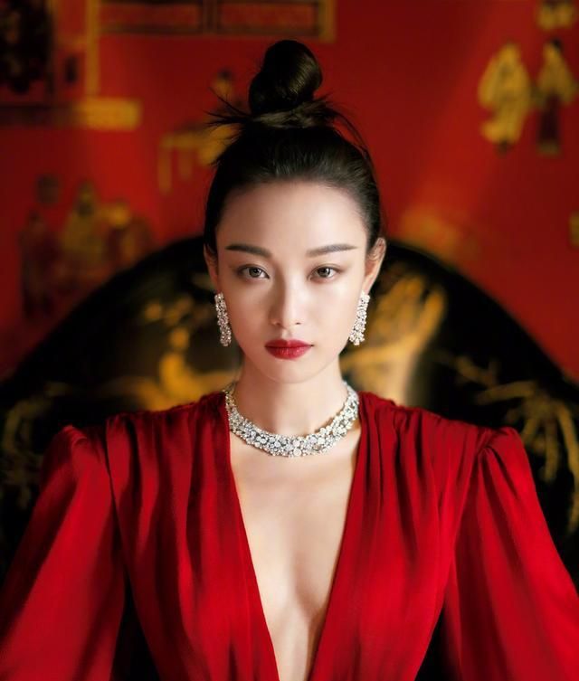 倪妮美得很高调,穿红色"开胃装"秀出大长腿,好身材太撩人
