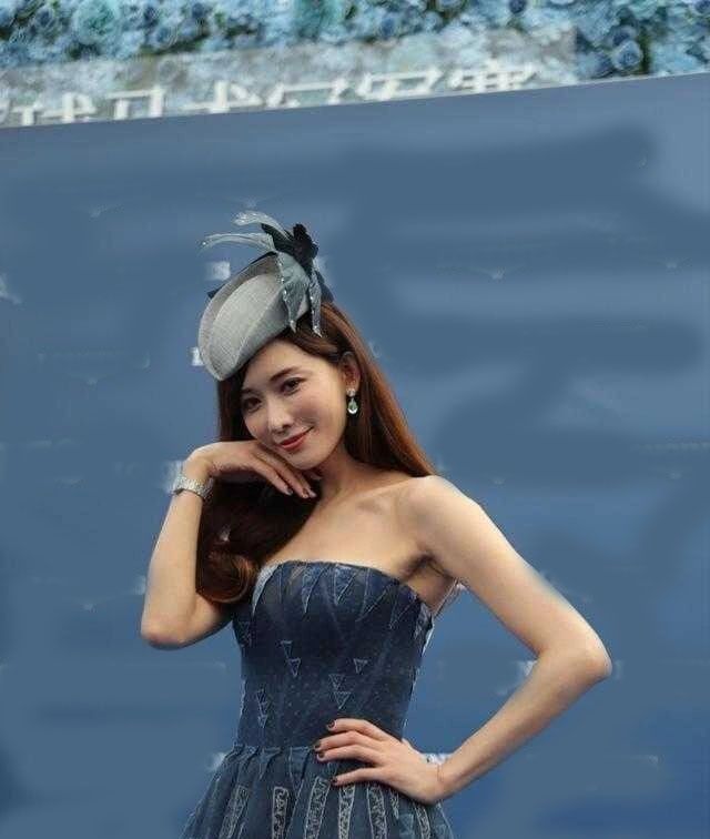 林志玲穿抹胸纱裙,勒出线条女人味十足,难怪很少见她穿紧身衣