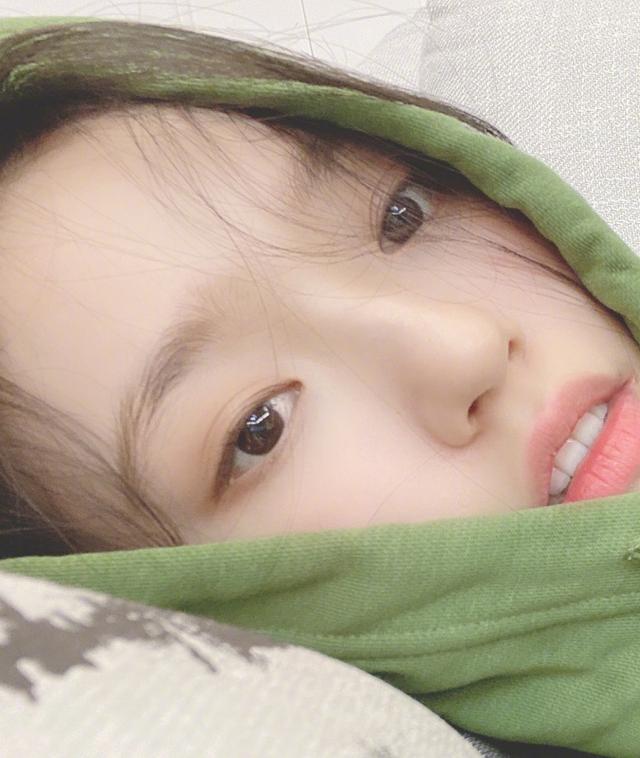 林允在家晒出自拍照,故意把双眼皮放大10倍,才明白什么叫真素颜