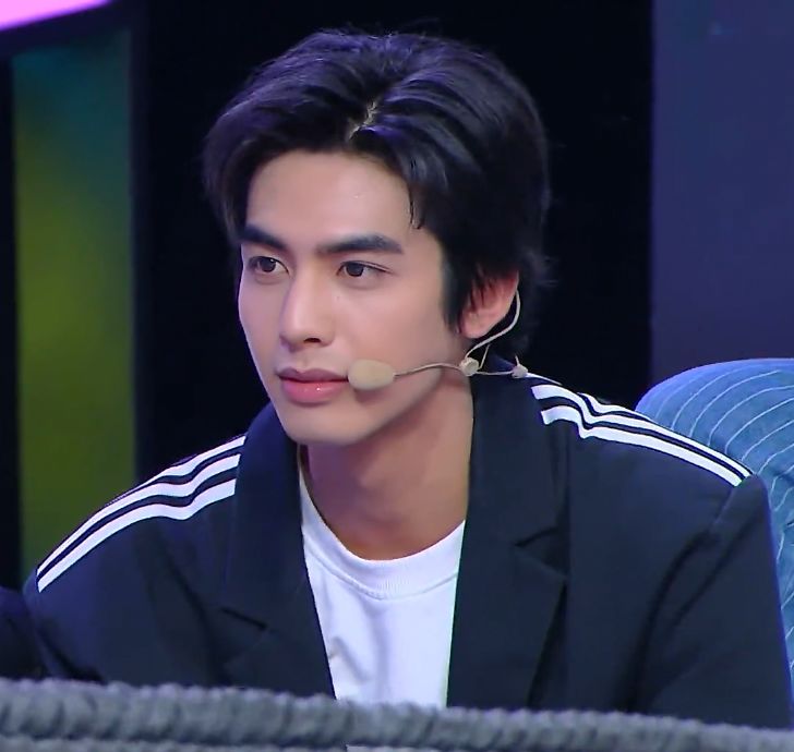 谭松韵和宋威龙录制节目,看到两人同框的画面,想说:还挺甜