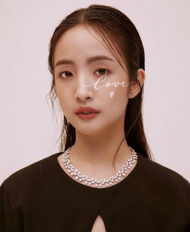 "不老女神"林依晨杂志照,白色针织衫搭背带裙,红纱撩人