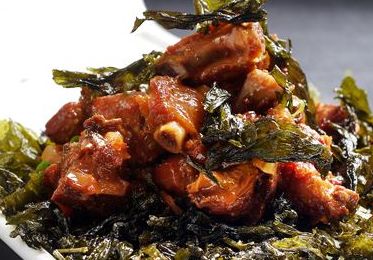 今天为大家推荐一道做给孩子吃的营养菜是:茶香排骨这道菜是以茶叶和