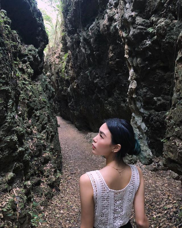 高以翔女友度假晒悬崖峭壁照,发疗愈内容惹人疼,面容哀伤太憔悴