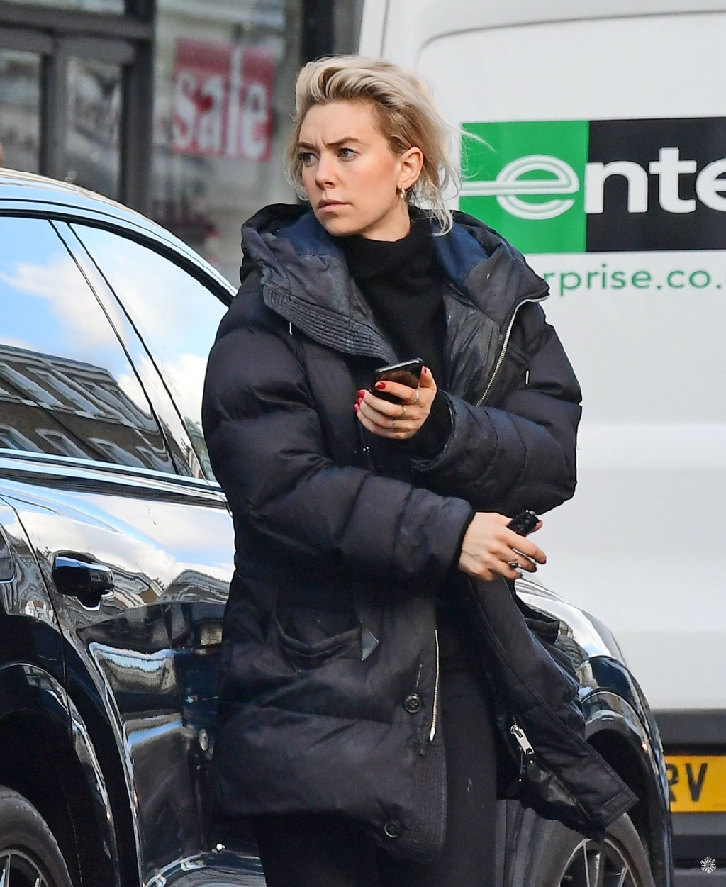 "白寡妇"凡妮莎·柯比现身街头!大背头发型出镜,素颜照都超美