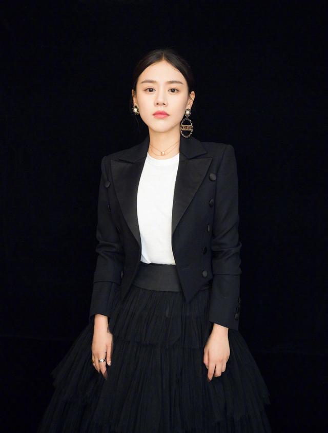 初春怎么穿出中性风,西装少不了,跟着西装女王马思纯一起变美吧