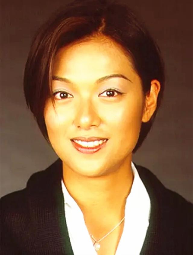 42岁李珊珊公开病况后罕见露面,脸胖一圈认不出,皮肤白皙气色好