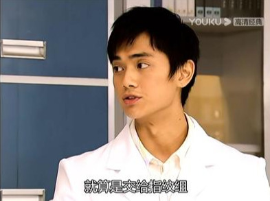 2006年《法证先锋1》中,郑俊弘出演女主角梁小柔的弟弟梁小刚,是法证