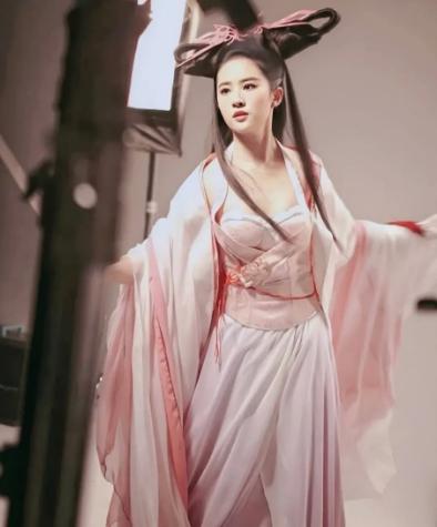 刘亦菲穿古装抹胸裙,动作戏幅度太大,比穿现代装还抢眼
