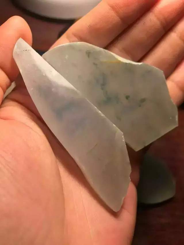 喜闻乐见的一块翡翠原石,切出高冰飘蓝花,行家表示看漏眼了!