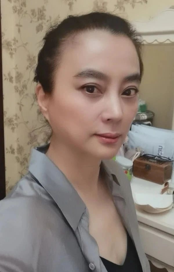 "玉兔精"近照,57岁仍端庄美丽,2段失败婚姻与儿子相依为命