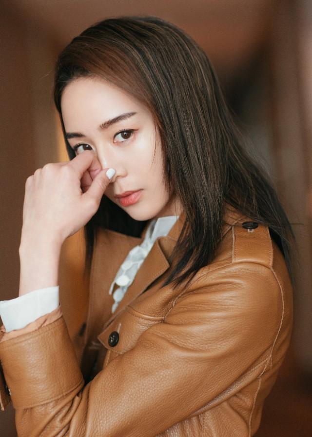 张钧甯连衣长裙配皮外套