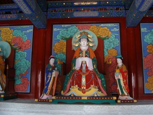 它北京最著名的五座泰山神庙之一,庙中供奉着碧霞元君,天仙娘娘,东岳