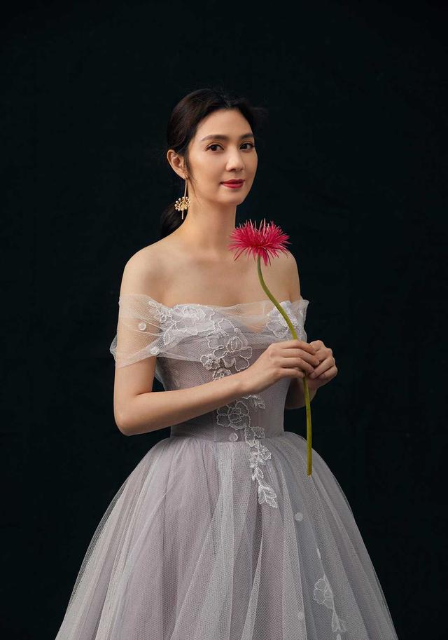 48岁洪欣复出后有点憔悴但穿紧身小露背连衣裙气质还是很高级