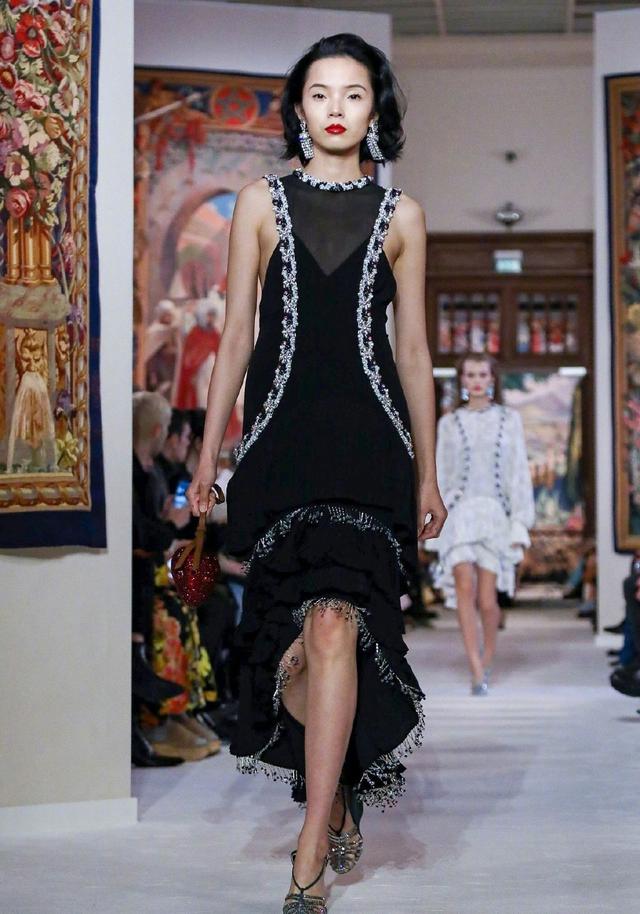 雎晓雯秀场照,身穿黑色镶钻不规则长裙出镜,大红唇万