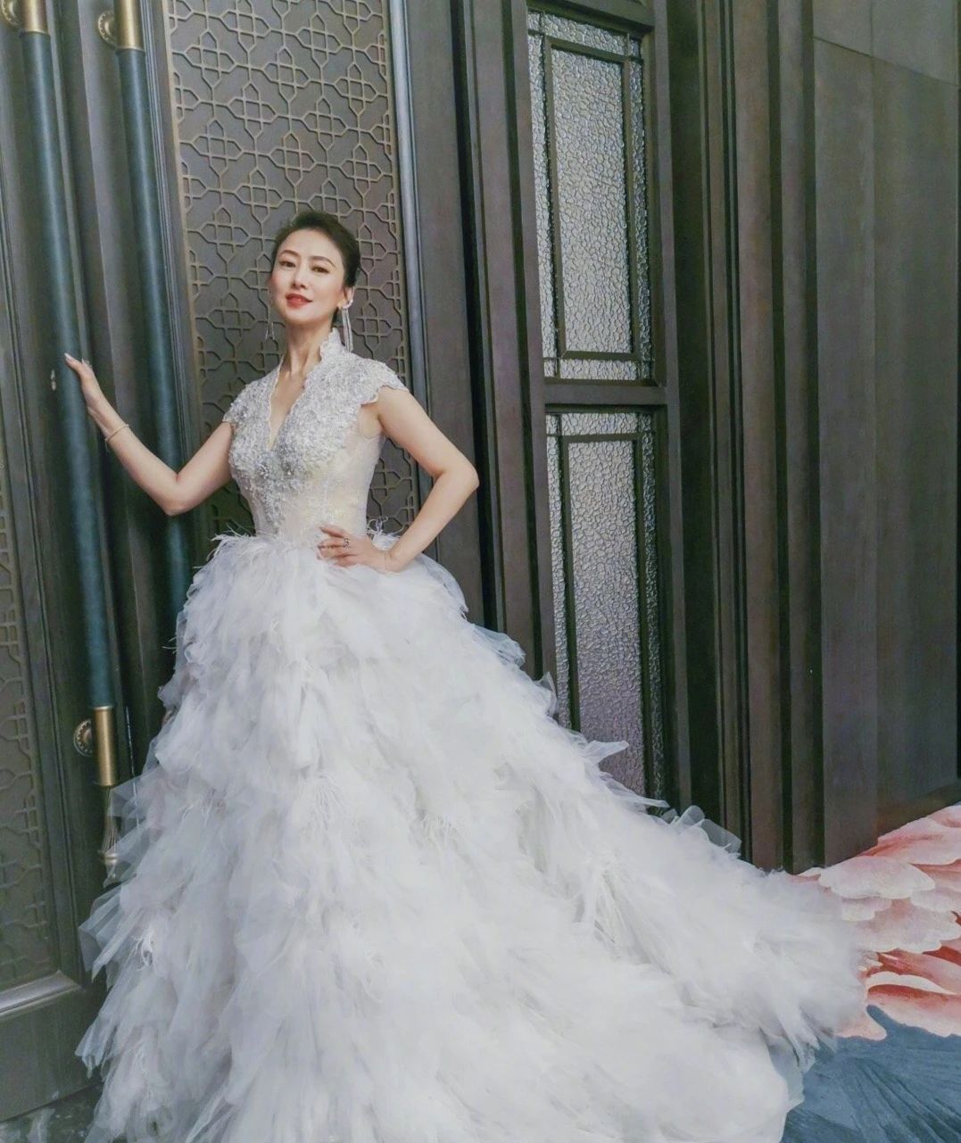 翁虹越51岁了还"2次发育"呢?穿着各种礼裙气场强,身材倍棒